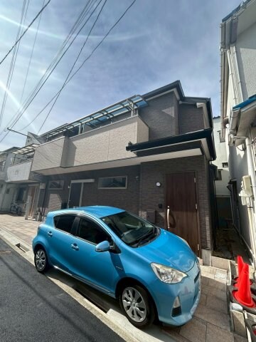 物件外観写真2　(駐車場があるので、車を買う予定の方も安心です)