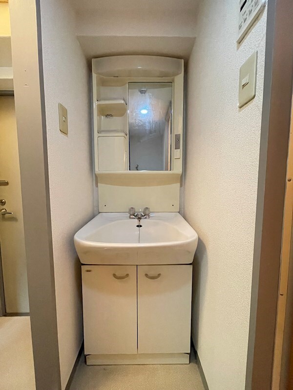 物件内観写真9　(朝の身支度には欠かせない独立洗面化粧台)