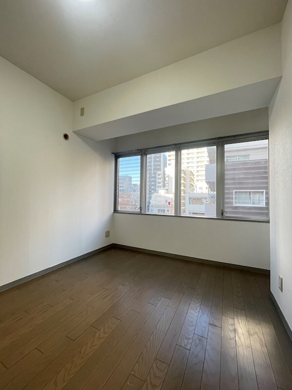 物件内観写真27　(落ち着いた色調の洋室です)