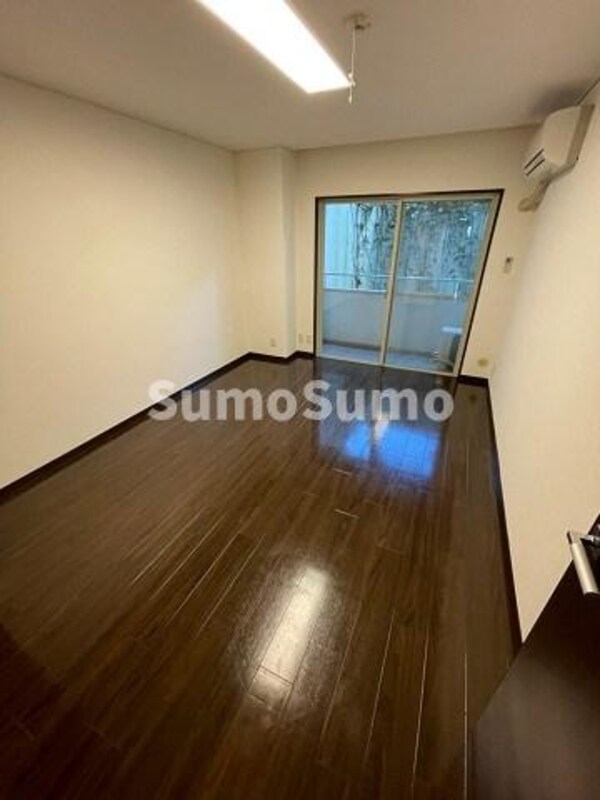 寝室(落ち着いた色調の寝室です)