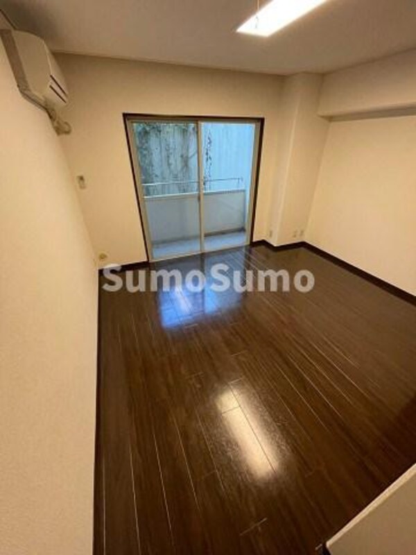 洋室(落ち着いた色調の洋室です)