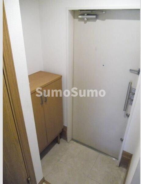 物件内観写真3　(収納もある玄関です)