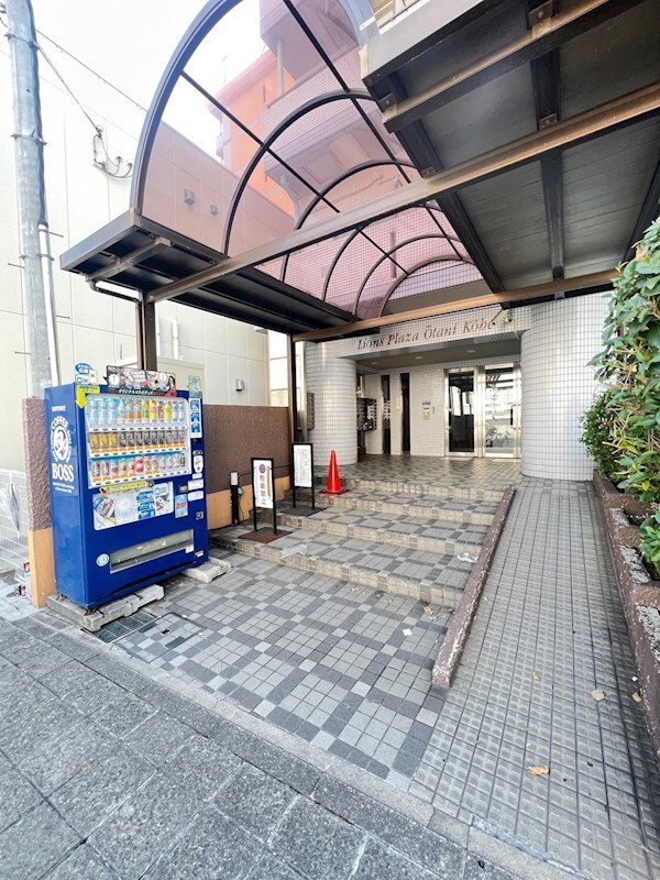 物件外観写真2　(ゆとりのあるエントランスです)