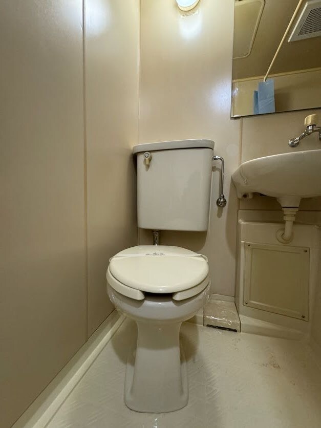 物件内観写真10　(ゆったりとした空間のトイレです)