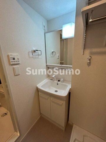 物件内観写真7　(明るい洗面所です)