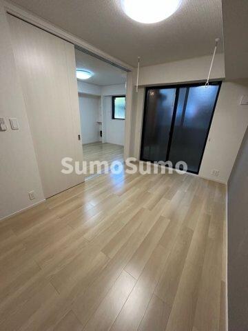 物件内観写真17　(こちらのリビングで趣味の時間をお楽しみください)