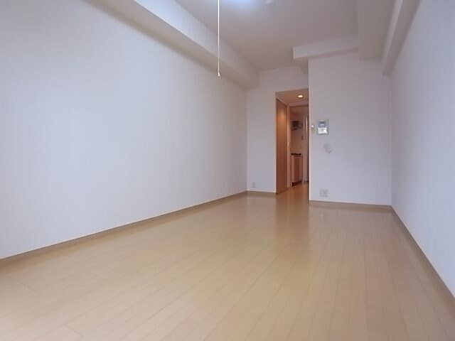 物件内観写真6　(広くて明るい寝室)