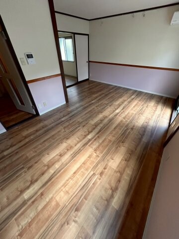 物件内観写真8　(開放的な寝室です)