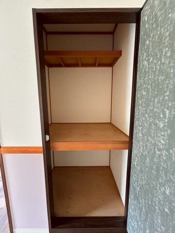 物件内観写真10　(たっぷりとした収納スペースです)