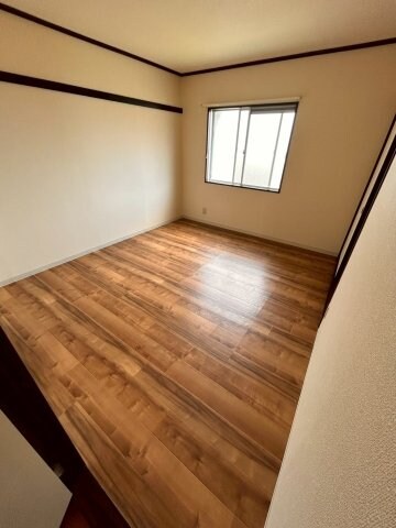 物件内観写真12　(明るい色調の室内です)