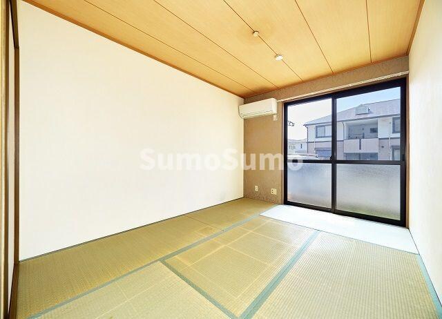 物件内観写真5　(畳の上でゆっくりとくつろげる和室です)