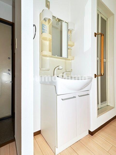 物件内観写真9　(ゆったりとスペースのある洗面所)