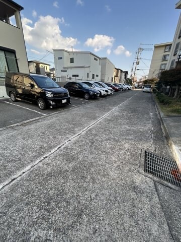 物件外観写真3　(駐車スペースもあります)