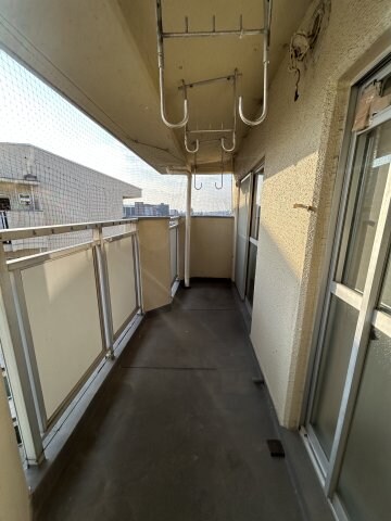 物件内観写真16　(外からの目が気にならないバルコニーで洗濯物が干せます)