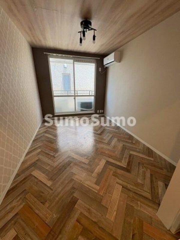 居室(こちらのリビングで趣味の時間をお楽しみください)