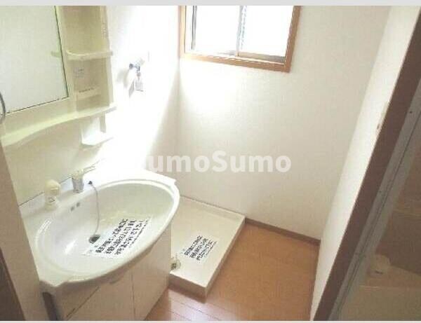 物件内観写真8　(明るい洗面所です)