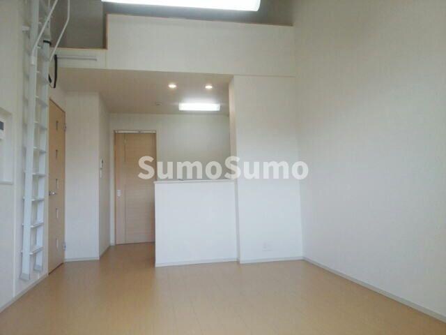 物件内観写真5　(ゆったりとした居間です)