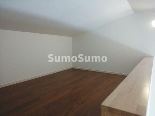 物件内観写真7　(広くて明るい寝室)