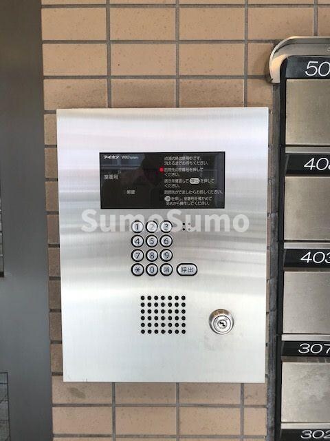 物件外観写真2　(落ち着いたエントランスです)