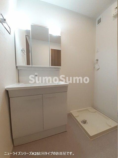 物件内観写真8　(ゆったりとスペースのある洗面所)