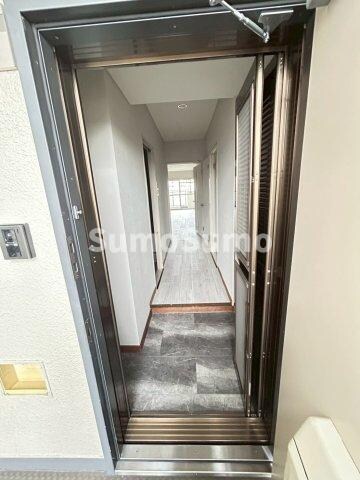 物件内観写真3　(明るい玄関です)