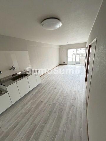 物件内観写真21　(こちらの居間で趣味の時間をお楽しみください)