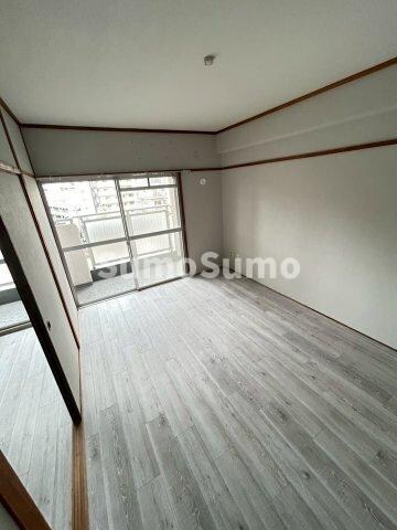 物件内観写真22　(こちらのリビングで趣味の時間をお楽しみください)