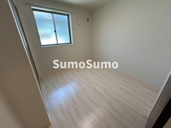 寝室(落ち着いて過ごせるお部屋なので、寝室にいかがでしょうか)
