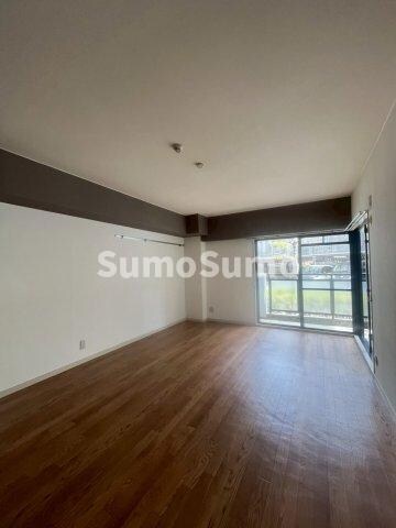 物件内観写真5　(こちらのリビングで趣味の時間をお楽しみください)