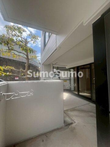 物件内観写真16　(外からの目が気にならないバルコニーで洗濯物が干せます)