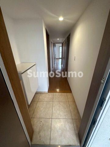 物件内観写真2　(収納もある玄関です)