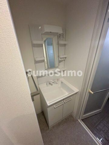 物件内観写真5　(明るい洗面所です)