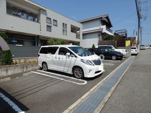 物件外観写真3　(駐車場完備です)