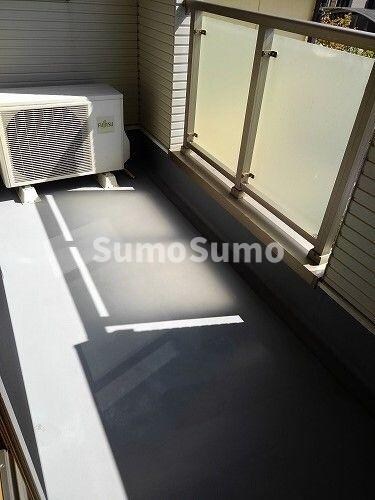 物件内観写真13　(開放的で明るい空間を演出してくれるバルコニーです)