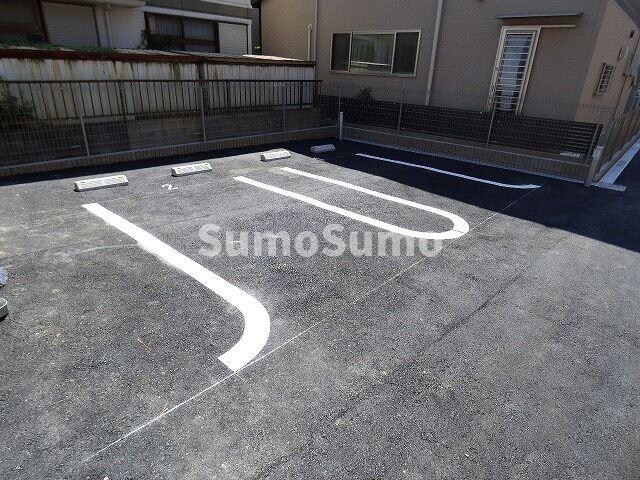 物件外観写真2　(駐車場があるので、車を買う予定の方も安心です)