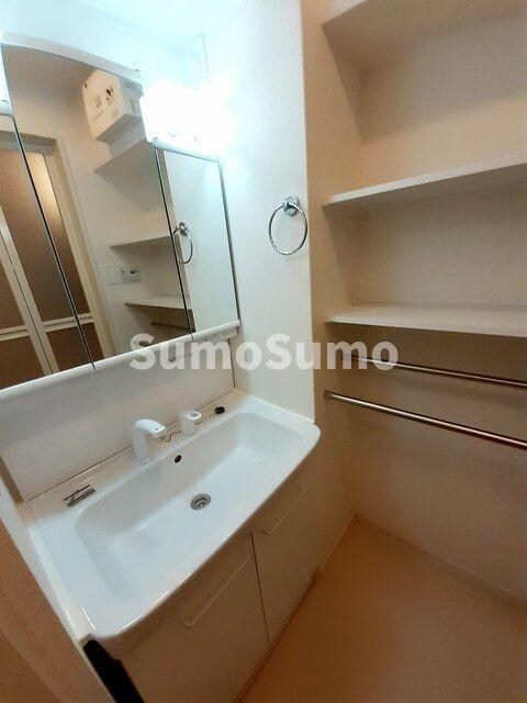 物件内観写真8　(明るい洗面所です)