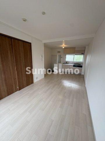 物件内観写真5　(こちらの居間で趣味の時間をお楽しみください)