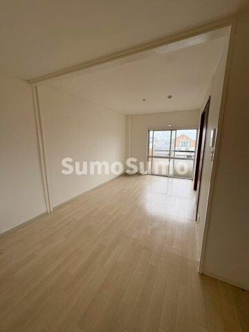 物件内観写真16　(ゆったりとした居間です)