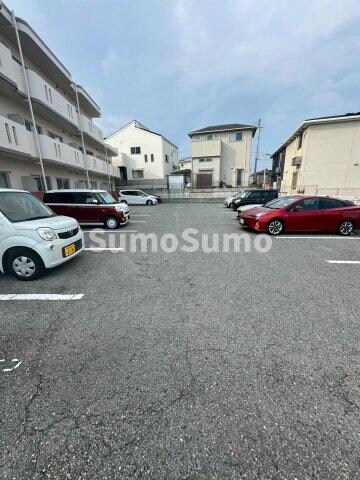 物件外観写真2　(駐車場があるので、車を買う予定の方も安心です)