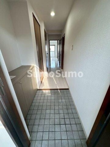 物件内観写真4　(ゆったりとした玄関です)