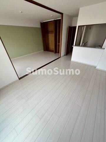 物件内観写真6　(こちらの居間で趣味の時間をお楽しみください)