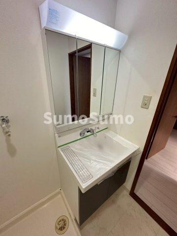 物件内観写真11　(明るい洗面所です)