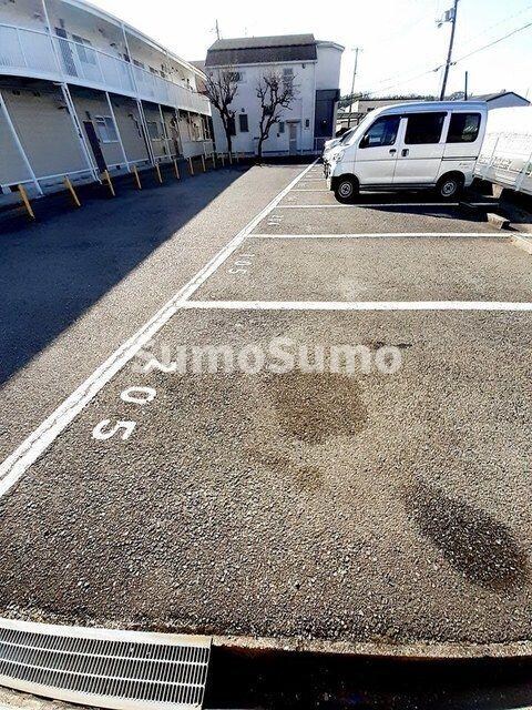物件外観写真2　(駐車場があるので、車を買う予定の方も安心です)