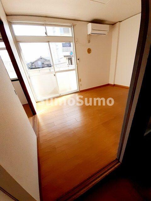 物件内観写真4　(おしゃれな居間です)