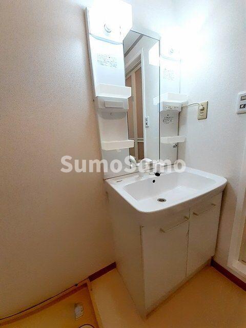 物件内観写真8　(明るい洗面所です)