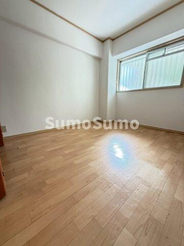 物件内観写真8　(落ち着いた色調の寝室です)