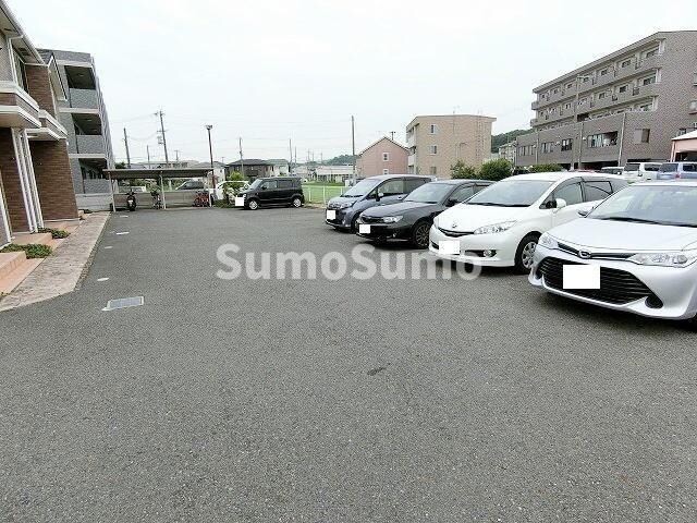 物件外観写真2　(駐車スペースもあります)