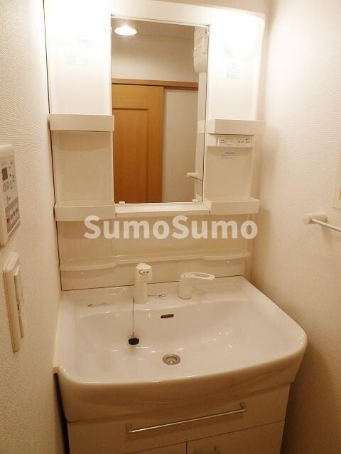 物件内観写真9　(コンパクトで使いやすい洗面所)