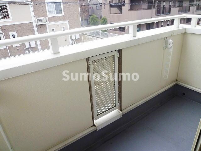 物件内観写真12　(外からの目が気にならないバルコニーで洗濯物が干せます)