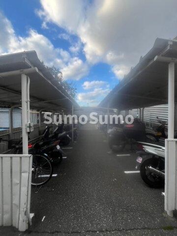 物件外観写真2　(車をお持ちの方に嬉しい駐車場付きの物件です)